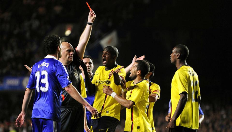 UTVIST: Eric Abidal f�r her et r�dt kort av Tom Henning �vreb�. N� vil Barcelona at Uefa skal se p� saken. Foto: REUTERS