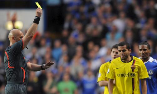 M� SONE: Daniel Alves m�tte gjennomf�re semifinalen uten � g� gult kort for � f� spille i finalen, det klarte han ikke. Foto: EPA