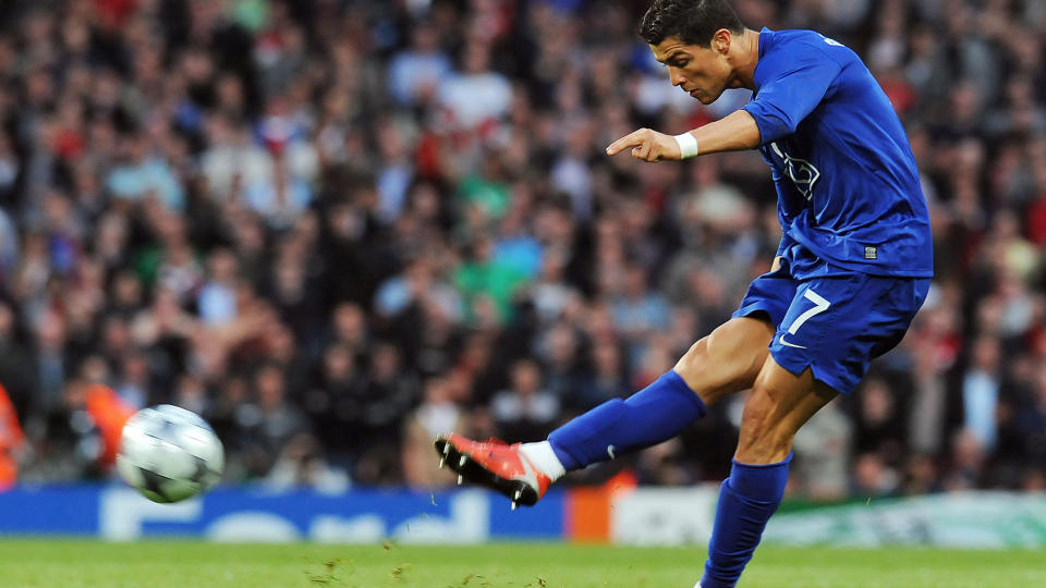 NYTT FRISPARKSM�L: Cristiano Ronaldo dundret inn et frispark fra 36 meter i 111 km/t mot Arsenal p� tirsdag. Foto: AFP