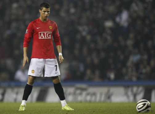ST�R KLAR: Cristiano Ronaldo, dypt konsentrert f�r et frispark - med bare ballen og m�let i tankene. Foto: AP
