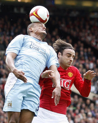 BURDE V�RT UTVIST? Dimitar Berbatov langet ut et spark etter Vincent Kompany, i noe som var en �penbar hevnaksjon - som dommeren ikke s�. Foto: AP