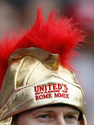 FINALEKLARE: Flere United-supportere hadde p� seg gladiatorluer, etter at de i midtuka sikret seg en billett til Champions League-finalen. Foto: AP