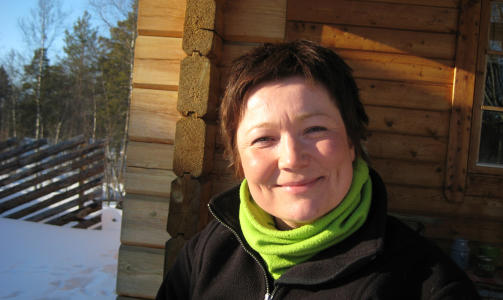 JAKT, FISKE OG FRILUFTSLIV: Cecilie Hansen (38) fra Pasvikdalen i Finnmark er odelsjente og jobber p� �sheim g�rd sammen med foreldrene. Hun �nsker seg en positiv mann som er glad i livet. - Jeg kj�rer mc om sommeren, selv om det er en hektisk tid p� g�rden, plukker multeb�r p� sensommeren og g�r p� ski om vinteren. Jeg er impulsiv og hiver meg raskt med p� nye ting, som for eksempel � dra p� sledehundetur med gode venner som har hunder og inviterer meg med, forteller hun. Foto: TV 2