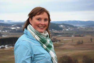 �NSKER SEG EN �HANDYMAN�: Kirsten Marie Lynum (26) fra �sen skal overta foreldrenes g�rd p� Skogn i Nord-Tr�ndelag. G�rdsdriften best�r av melkeproduksjon og produksjon av storfekj�tt. Hennes interesser er orientering, friluftsliv, musikk, reising og venner. - Jeg h�per p� � treffe en sporty, sosial, eventyrlysten (gitarspillende) �handyman�, sier hun. Foto: TV 2