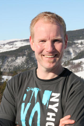 VIL FINNE MANNEN I SITT LIV: Jan Erik Kj�r (41) fra Fosshaugen g�rd i Heidal liker � ha en liten g�rd. Slik kan han f�lge opp hvert enkelt dyr. Han har en sterk interesse for dyr og biologi. Ellers er han veldig kulturinteressert, og er �alltid� midt i en bok. - Jeg h�per � treffe HAM som vil dele livet sitt med meg; en mann som er f�lsom, �rlig og omtenksom. Det er fint om han har m�l og ambisjoner, er sporty og har humor, sier han.