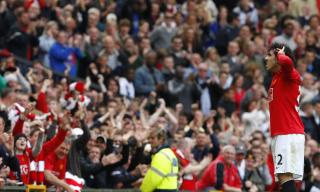 P� VEI BORT? United-kontrakten til Carlos Tevez g�r ut etter sommeren, og sir Alex Ferguson betaler neppe rundt 200 millioner kroner for � beholde ham. Foto: REUTERS