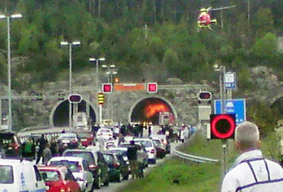 SPERRET: Follotunnelen er stengt i begge retninger. Vogntoget har kj�rt inn i tunnelveggen like ved s�renden. MMS-foto: CHRIS TALLER�S STEEN