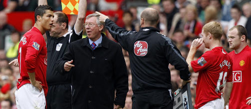 VILLE NESTEN IKKE G� AV: Sir Alex Ferguson m�tte ned p� sidelinja for � overtale Cristiano Ronaldo til � g� av. Foto: AP