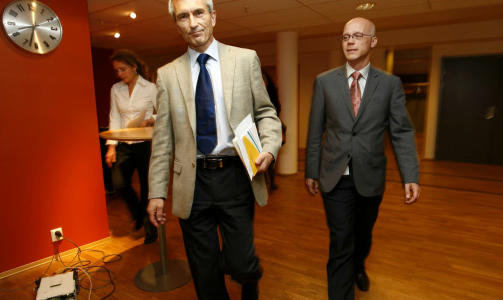 TO SMITTET:: Helsedirekt�r Bj�rn Inge Larsen (t.v.) og overlege Bj�rn Iversen fra Folkehelseinstituttet (FHI) under g�rsdagens pressekonferanse der det ble opplyst at det er p�vist to tilfeller av svineinfluensa i Norge.
Foto: Erlend Aas / SCANPIX
