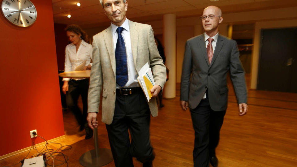 ANBEFALER ALLE � VAKSINERE SEG: Helsedirekt�r Bj�rn Inge Larsen (t.v.) og overlege Bj�rn Iversen fra Folkehelseinstituttet (FHI). Foto: Erlend Aas/SCANPIX