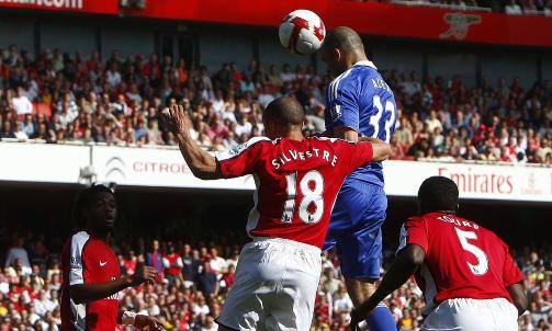 KANONHEADING: Alex headet et Didier Drogba-frispark i m�l f�r halvtimen var spilt. Foto: REUTERS