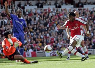 MISBRUKER: Alexandre Song var blant Arsenal-spillerne som misbrukte store sjanser mot Chelsea. Foto: AP