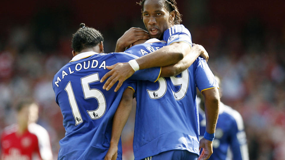 SMIL DA, DROGBA: Didier Drogba og Chelsea slo tilbake og banket Arsenal p� Emirates i ettermiddag. Foto: AFP