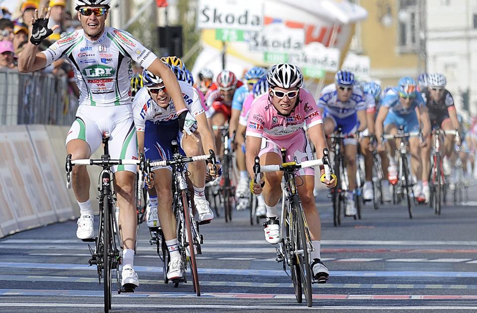 GREP IKKE SJANSEN: Mark Cavendish (i rosa) fikk et perfekt opptrekk, men var uoppmerksom, og Alessandro Petacchi (t.v.) gikk av med seieren p� den 2. etappen av Giro d'Italia.Foto: SCANPIX/EPA/MAURIZIO BRAMBATTI