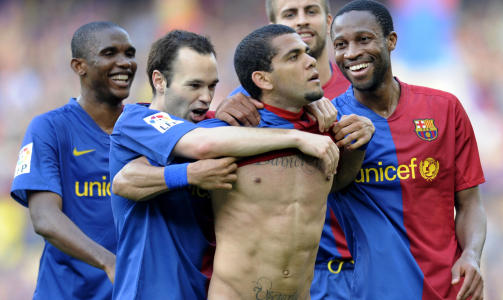 VISTE MUSKLER: Barcelona trodde de hadde avgjort seriemesterskapet til sin fordel da Dani Alves skrudde inn et frispark fra 18 meter like f�r pause. Da viste den brasilianske h�yrebacken hud.Foto: SCANPIX/AFP PHOTO/LLUIS GENE