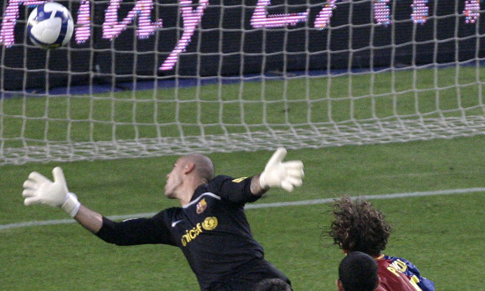 FESTBREMS: Joseba Llorente hamret ballen forbi Victor Valdes og utsatte Barcelonas gullfeiring p� overtid.Foto: SCANPIX/AP Photo/ David Ramos