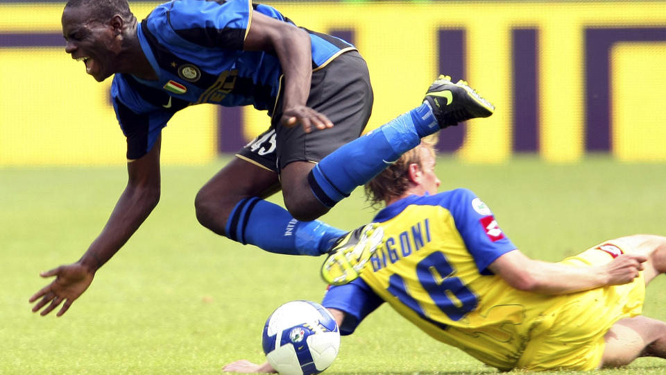SNUBLET: Mario Balotelli og Inter hadde muligheten til � avgj�re seriemesterskapet langt p� vei, men snublet mot Chievo i ettermiddag.Foto: SCANPIX/AP Photo/Paolo Giovannini