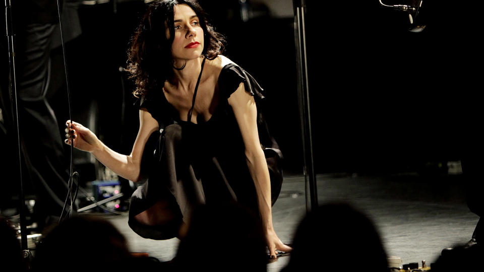 PJ HARVEY: PJ Harvey spilte konsert sammen med John Parish p� Rockefeller s�ndag kveld. (FOTO: METTE M�LLER/DAGBLADET)