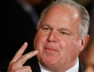 LIMBAUGH: Den frittalende konservative talk show-verten Rush Limbaugh f�r st�tte fra Dick Cheney.  (AP Photo/Ron Edmonds, File)