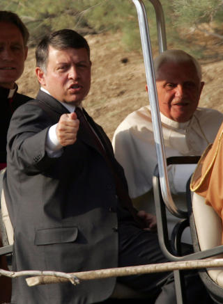 KONGEN OG PAVEN: Kong Abdullah med paven under hans bes�k i Jordan. AFP PHOTO / MAHMUD SHAWKAT