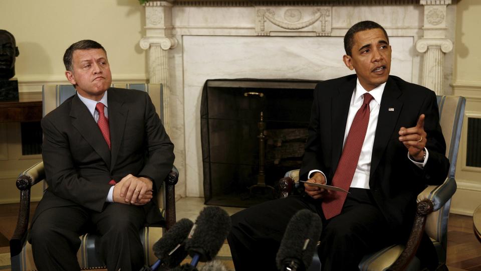 I DET HVITE HUS: Kong Abdullah av Jordan og Barack Obama snakker sammen under et m�te i det hvite hus 21. april. Presidenten og kongen diskuterte fredsarbeidet i Midt�sten.  EPA/MARTIN H. SIMON / POOL