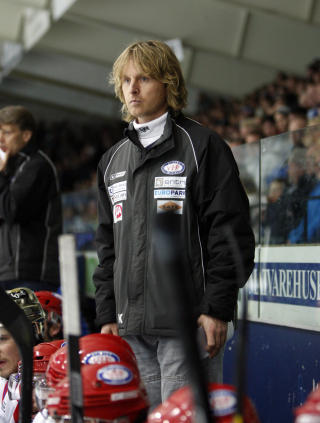 IMPONERT: Espen Knutsen er imponert over Zuccarello Aasen. Selv fikk VIF-treneren aldri gullhjelmen, men han ble k�ret til sluttspillets beste. Foto: Lise �serud / SCANPIX