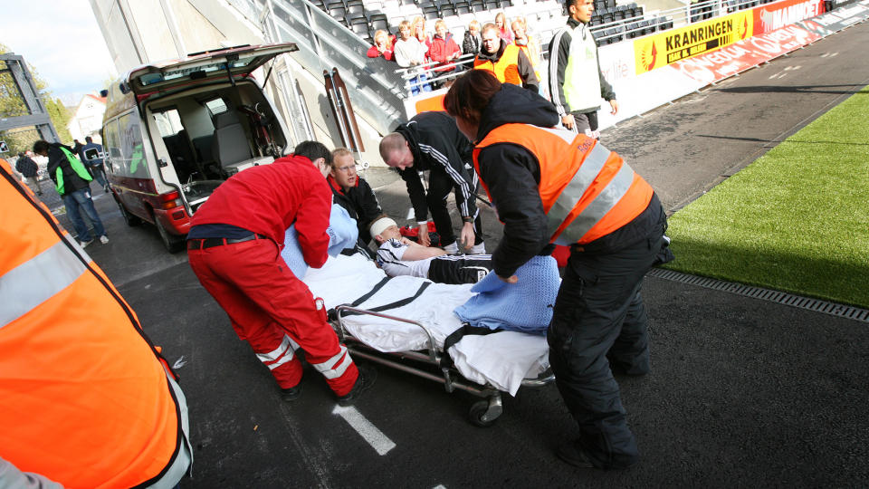 KJ�RT BORT I AMBULANSE: Anders Rambekk ble kj�rt til sykehus etter at han p�dro seg hjernerystelse l�rdag. Odd-legen fryktet f�rst at backen hadde tr�bbel med hjertet. Foto: Trond Reidar Teigen / SCANPIX