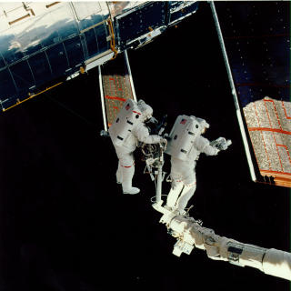OVERHALING: Astronautene skal blant annet skifte teleskopets batterier og installere nye gyroskoper som s�rger for styringen av Hubble.Foto: NASA