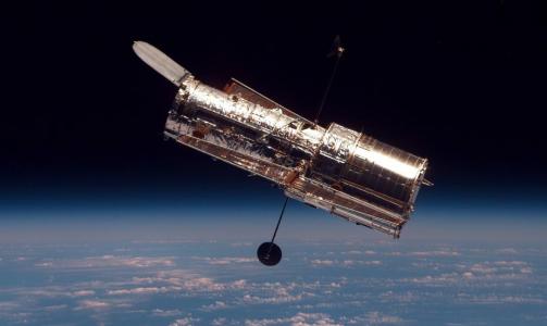 IKON I VERDENSROMMET: Hubble-teleskopet har v�rt aktivt siden 1990, men synger p� siste verset. N� blir det oppgradert for siste gang. En gang etter 2014 vil det styrte mot jorda og delvis brenne opp i atmosf�ren.Foto: NASA