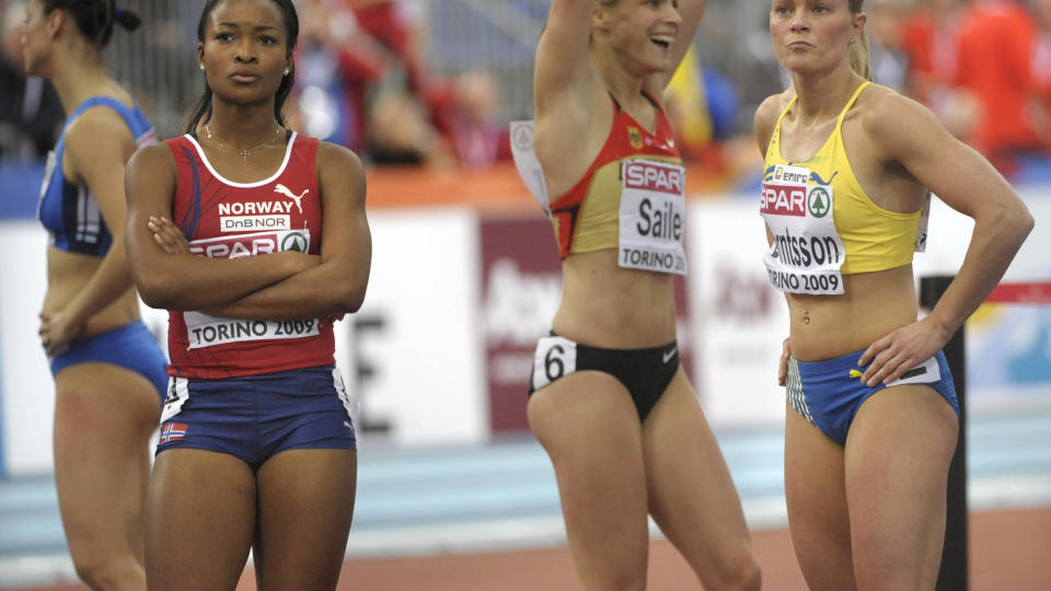 S�LVVINNER I EM: Ezinne Okparaebo (t.v) tok s�lv i innend�rs-EM i vinter. N� har hun f�tt en ny sponsor. Foto: Fredrik Sandberg / SCANPIX