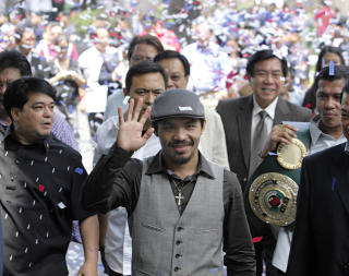 FOLKEFEST: Titusener m�tte opp for � ta imot Manny Pacquiao i Manila.Foto: AFP/JAIME RIUS