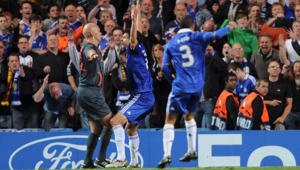 TAUS: Tom Henning �vreb� lever fortsatt under Uefas dommerseksjons munnkurv. F�r det er klart hva Uefa vil gj�re for � forf�lge Chelsea-saken vil han ikke f� tillatelse til � si noe om det som skjedde etter forrige ukes kamp. Foto: SCANPIX/EPA/DANIEL HAMBURY