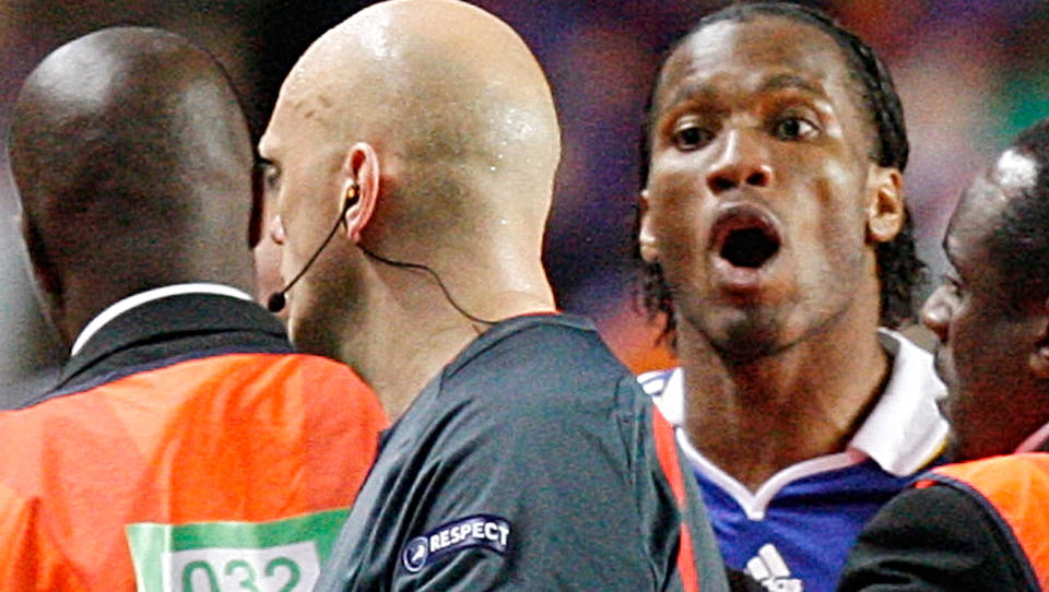 SINT SPISS: Didier Drogba venter p� det som kan bli en streng straff fra Uefa for tiraden mot dommer Tom Henning �vreb� etter semifinalen mellom Chelsea og Barcelona.  Foto: Jon Super, AP/Scanpix