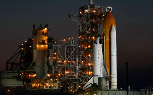 TIL HUBBLE: Atlantis st�r p� oppskytingsrampen, kvelden f�r hun skytes opp for � utf�re et serviceoppdrag p� Hubble-teleskopet. Foto: SCANPIX/Joe Raedle/Getty Images/AFP