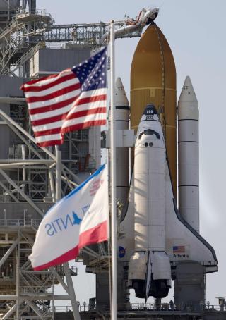 KLAR TIL DYST: Atlantis st�r klar p� plattform 39A ved Kennedy Space Center i Florida. Foto: Scanpix/REUTERS/Scott Audette