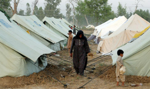 HUNDRETUSENER P� FLUKT: Bare den siste uka har 360 000 sivile flyktet fra Buner og Swat. Dette bildet er fra en av leirene i Mardan-distriktet. Foto: AFP PHOTO/ Tariq MAHMOOD/SCANPIX
