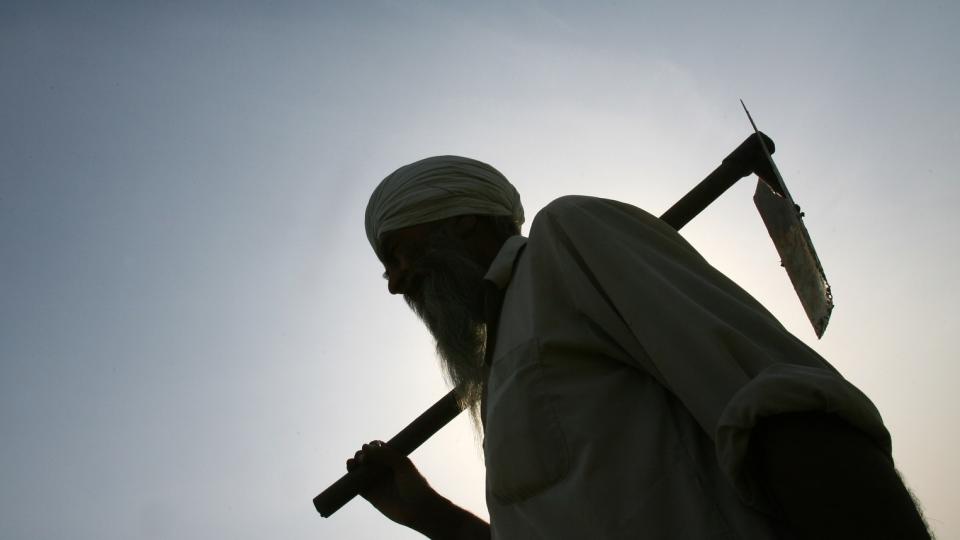 B�NDA KAN AVGJ�RE VALGET:  Indiske  b�nder har f�tt mer makt.  Foto: SCANPIX/REUTERS/Vijay Mathur (INDIA SOCIETY)