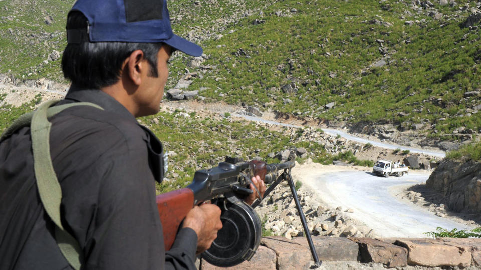 DREPT HUNDREVIS: En pakistansk politimann ved en utkikkspost i Buner-distriktet i g�r. Pakistanske myndigheter sier de har drept 700 militante den siste tiden. Foto: AFP PHOTO/Tariq MAHMOOD/SCANPIX