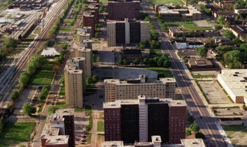 ROBERT TAYLOR HOMES: Bildet fra 1996 viser omr�det som var USAs st�rste sosiale boligbyggeprosjekt med rundt 4400 leiligheter. Det skulle bli en boligdr�m, men ble til landets antakelig st�rste konsentrasjon av fattige. Foto: AP/Beth A. Keiser