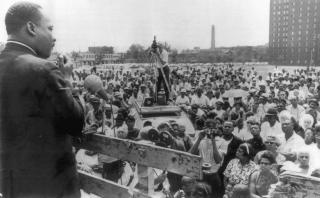 MARTHIN LUTHER KING JR. P� BES�K: I 1965 bes�kte borgerrettighetsbevegelsens kjente aktivist Robert Taylor Homes p� Chicagos s�rside. Da husene ble bygget ble de ansett som et m�nster til etterf�lgelse innen sosial boligbygging, men husene endte opp som et symbol p� tragedie. p� Foto: AP
