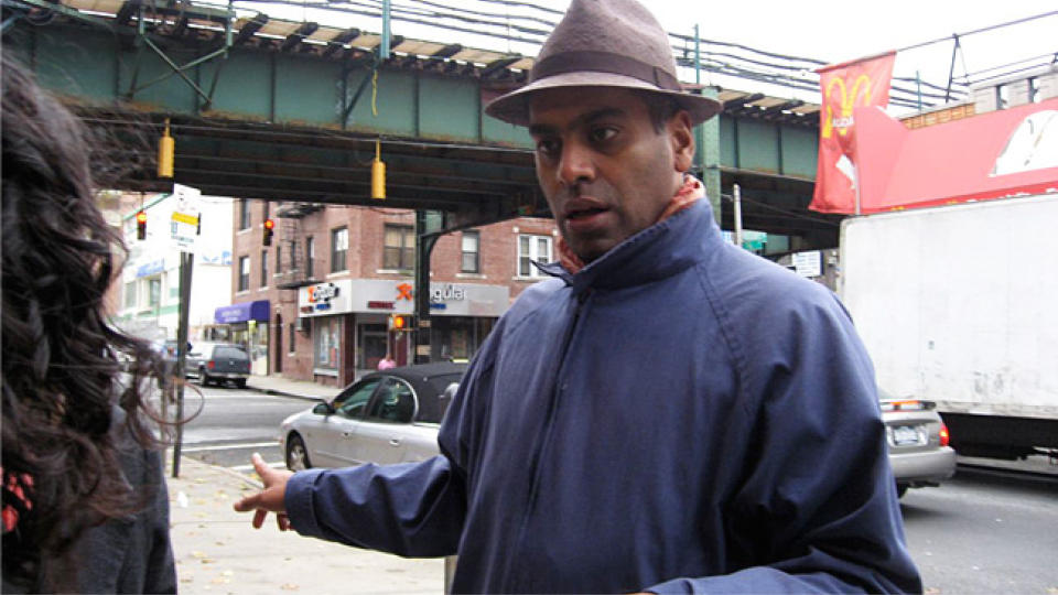 FIKK BESKJED OM � HOLDE SEG UNNA: Sudhir Venkatesh gikk likevel inn i de beryktede boligomr�dene i Chicago for � m�te folkene han ville skrive om. Foto: Sudhir Venkatesh