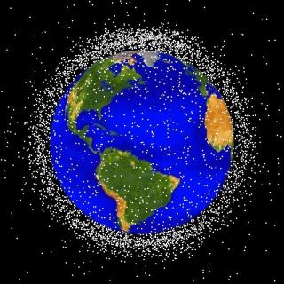 SM�, SM�... men sv�rt farlig. En stor mengde romskrot forurenser omr�det n�rmest jorda. Nasa estimerer at det er om lag 17 000 objekter som er st�rre enn 10 centimeter, og som suser rundt i en fart p� 7-10 km/s. Ill: NASA
