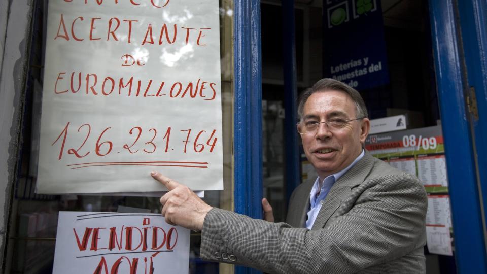 FRYKTER AT VINNEREN ALDRI VIL BLI FUNNET: Agustin Marcos er en av de ansatte ved kiosken Black Cat i sentrum av den spanske hovedstaden Madrid, der vinnerkupongen ble kj�pt. Jackpoten forrige fredag var p� dr�ye 126 millioner euro, i underkant av 1,1 milliarder kroner. Foto: REUTERS/SCANPIX