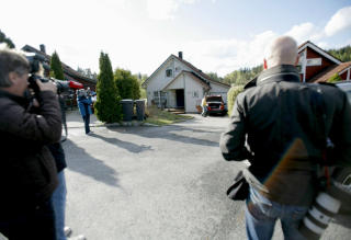 STOR OPPMERKSOMHET: Pressen utenfor �vreb�s hus i forrige uke. Foto: SCANPIX/AFP/Stian Lysberg Solum