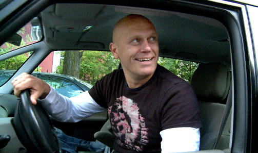 HAR IKKE LAGT SEG NED: En blid og forn�yd Tom Henning �vreb� tok seg tid til en kort prat med Dagbladet.no, men har fortsatt Uefa-munnkurv.