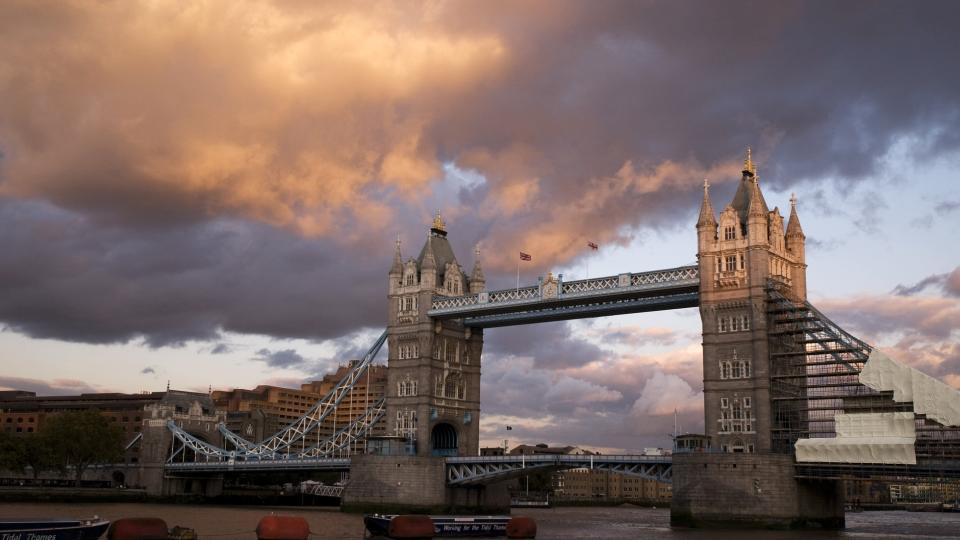 UTSATT FOR ULYKKE: Flere er skadet etter at en heis falt mot bakken i Tower Bridge i London. Foto: AP/SCANPIX