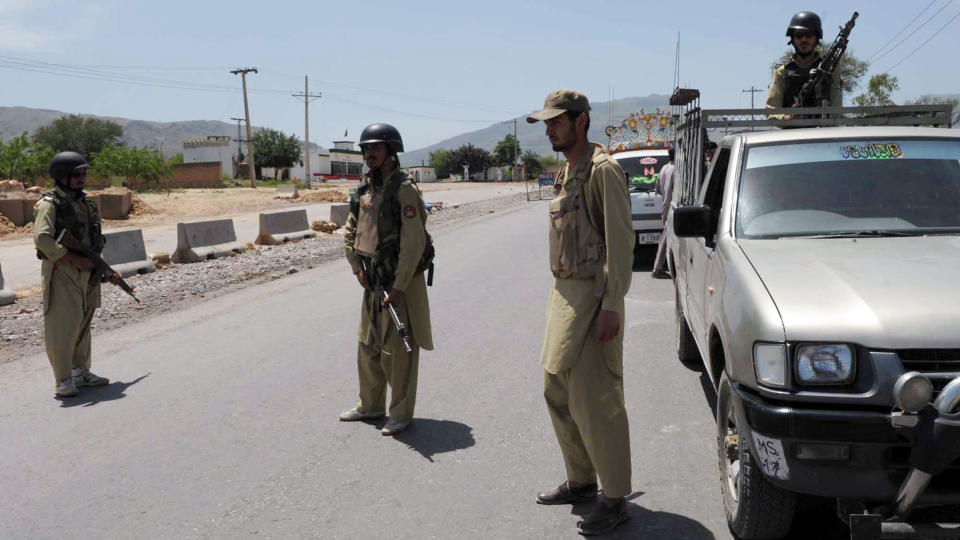 TRODDE IKKE P� AVTALE: Pakistanske soldater stenger veien etter et selvmordsangrep i Darra Adam Khel mandag. Kampene mellom islamister og den pakistanske regjeringen har �kt de siste dagene, og Pakistans president Asif Ali Zardari sier n� at han aldri hadde noen tro p� at fredsavtalen med talibanmilitsen i Swat-dalen ville fungere. Foto: AFP/SCANPIX