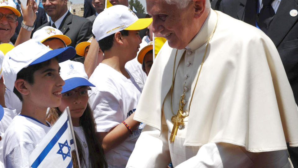P� BES�K: Pave Benedikt XVI m� utf�re en �umulig� balansekunst under sitt bes�k i Israel og p� Vestbredden, skriver den israelske avisen Haaretz. De historiske, politiske og religi�se minene ligger str�dd under det Vatikanet omtaler som en ikkepolitisk pilegrimsreise. Foto: AFP/AMOS BEN GERSHOM/GPO/SCANPIX