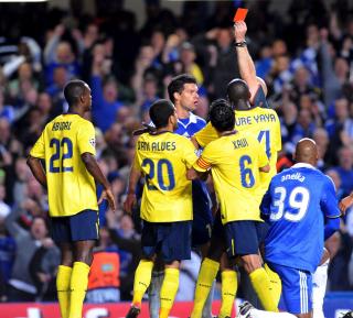 ST�TTER �VREB�: Uefa finner ingen grunn til � betvile avgj�relsen til Tom Henning �vreb� da han sendte Abidal i dusjen. Foto: Gerry Penny, EPA/Scanpix