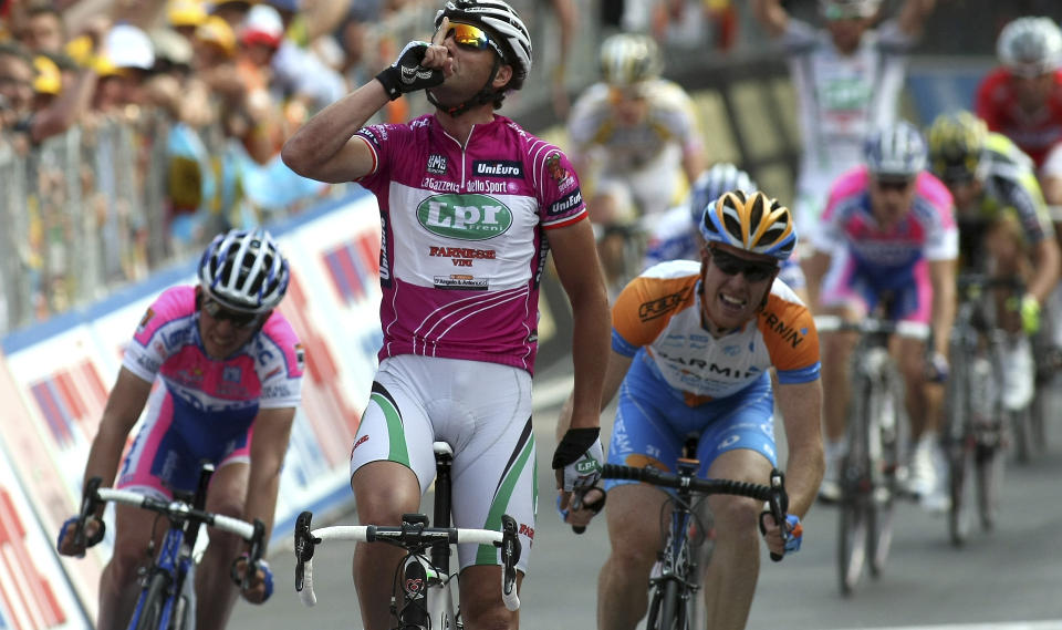 SEIRET IGJEN: Alessandro Petacchi vant sin andre etappe p� rad, og sin 21. totalt i Giro d'Italia. Tyler Farrar (t.h.) og Francesco Gavazzi (t.v.) tok de to neste plassene p� dagens etappe. Foto: Alessandro Trovati, AP/Scanpix
